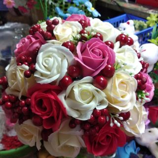 Hoa cưới cầm tay cô dâu hạt đỏ