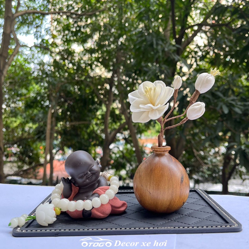 Chú tiểu nằm an nhiên trang trí taplo xe hơi