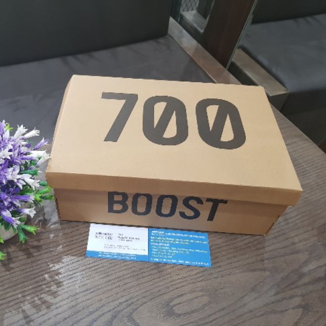 Hộp đựng giày Boost 700