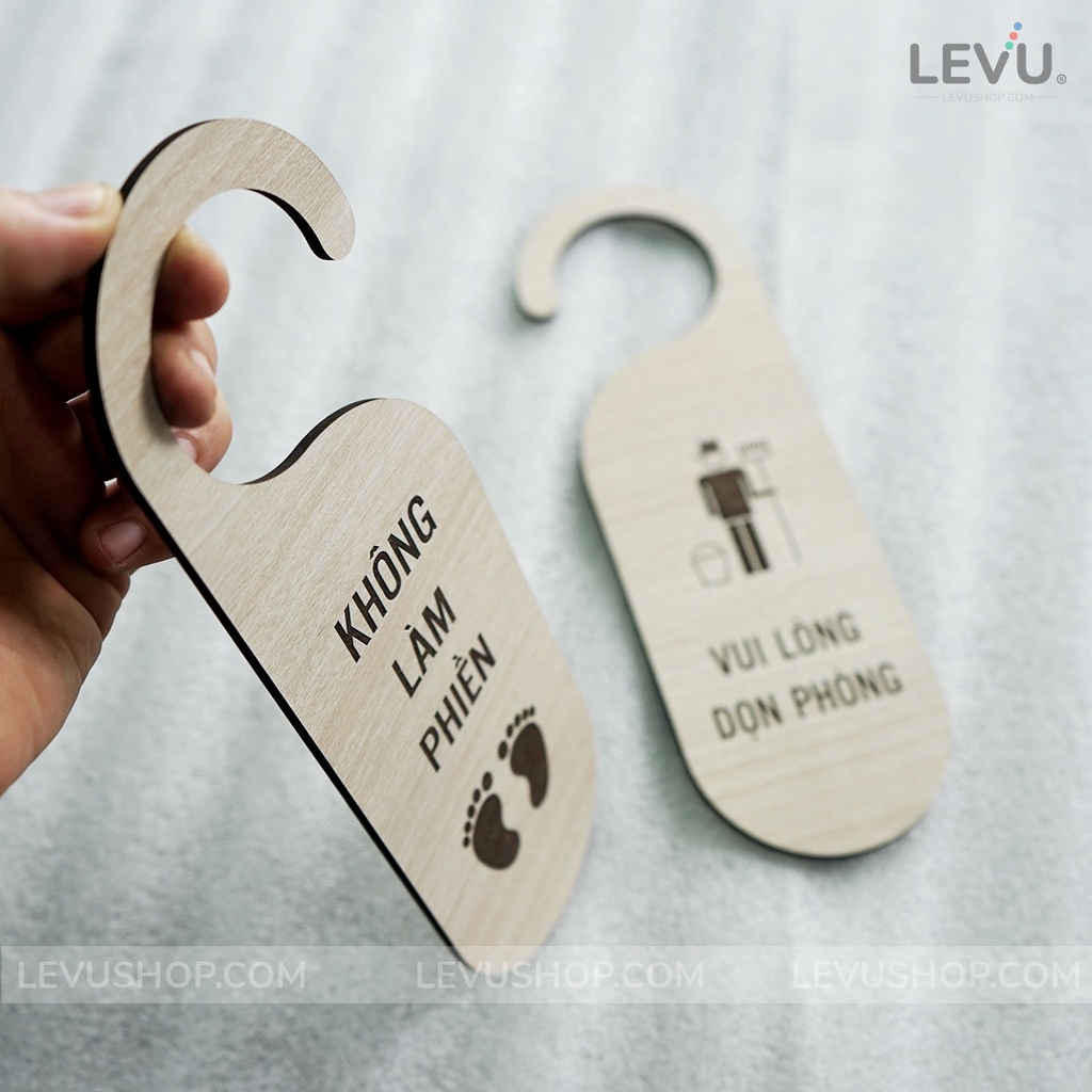 Bảng gỗ yêu cầu dọn phòng khách sạn hotel treo tay nắm cửa LEVU-BG21 khắc chữ 2 mặt
