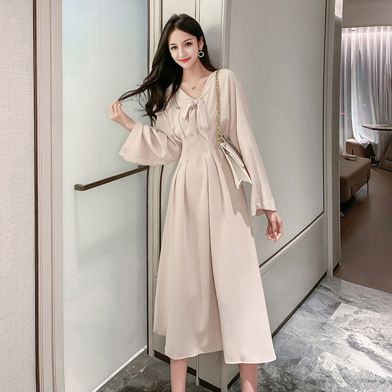 2021 New French retro waistline shows slim long-sleeved temperament fairy skirt Hong Kong taste temperament