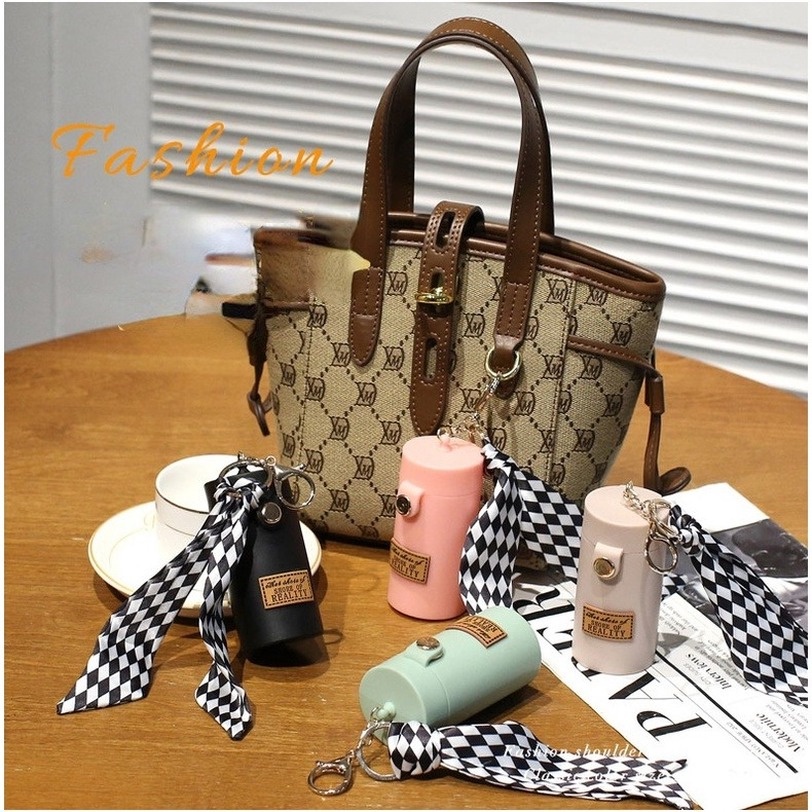 Móc Khóa Hình Minion Đeo Túi Xách Bằng Lụa Sáng Tạo Cho Nữ