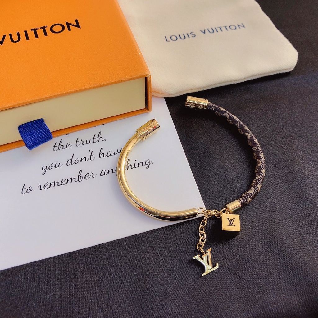 Vòng Tay LV Bằng Thép Titan Nhẹ Khảm Chữ Louis Vuitton Đơn Giản Không Phai Màu Đa Ứng Dụng Sang Trọng Cho Nam Và Nữ