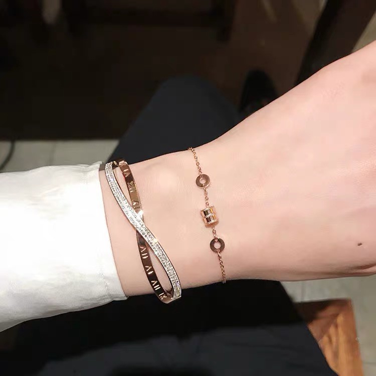 Vòng tay thép titan mạ vàng hồng 18K đính kim cương không phai không dị ứng khắc chữ la mã phong cách Hàn Quốc cho nữ