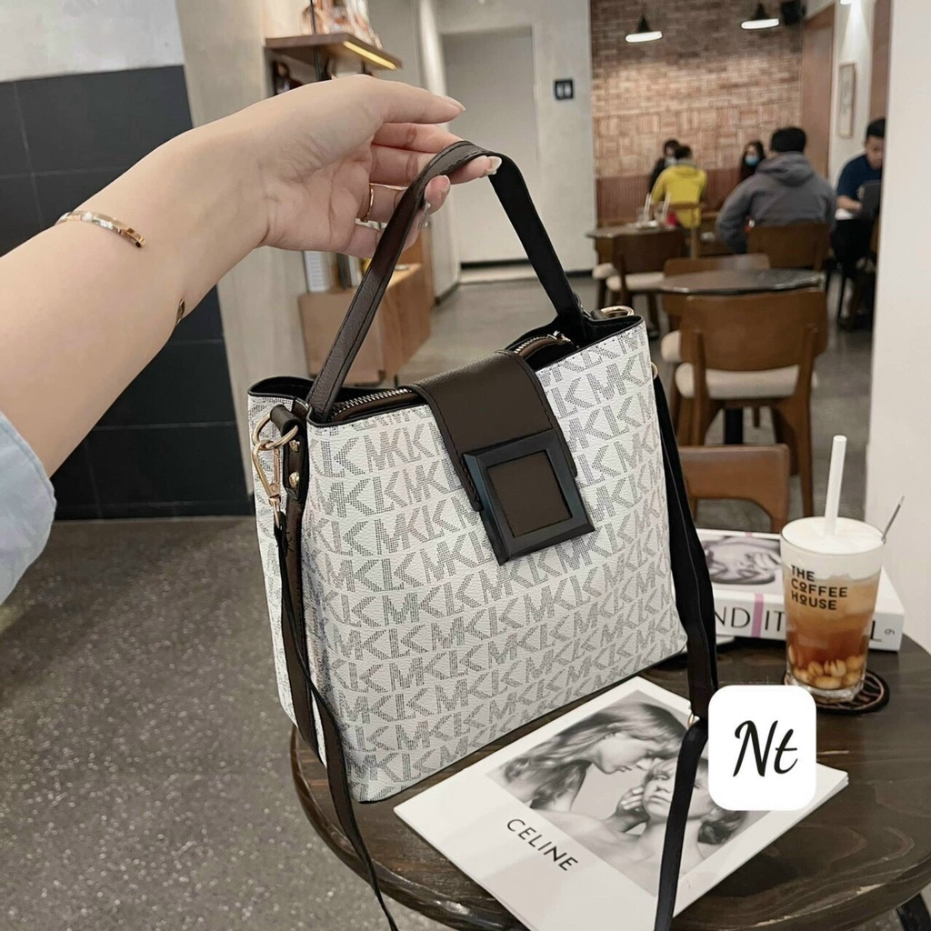 Túi xách nữ đeo chéo khóa vuông logo màu Hot Trend 2022