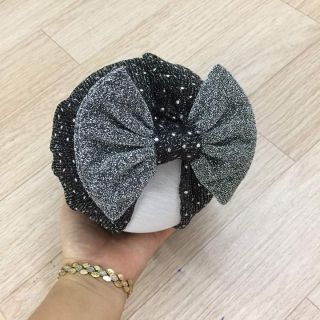 Mũ turban đen nhũ