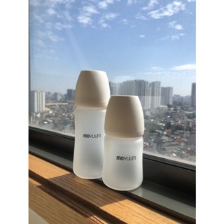 Bình sữa thuỷ tinh tráng silicon siêu nhẹ Moyuum
