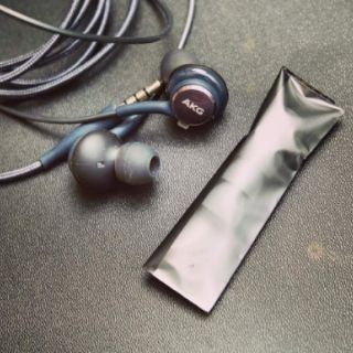 TAI NGHE S8 AKG SAMSUNG