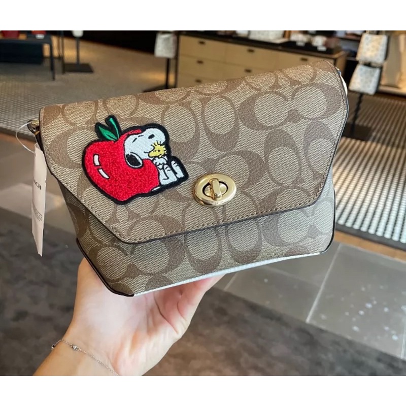 ✨ Túi Coach x Peanuts đeo chéo C4114