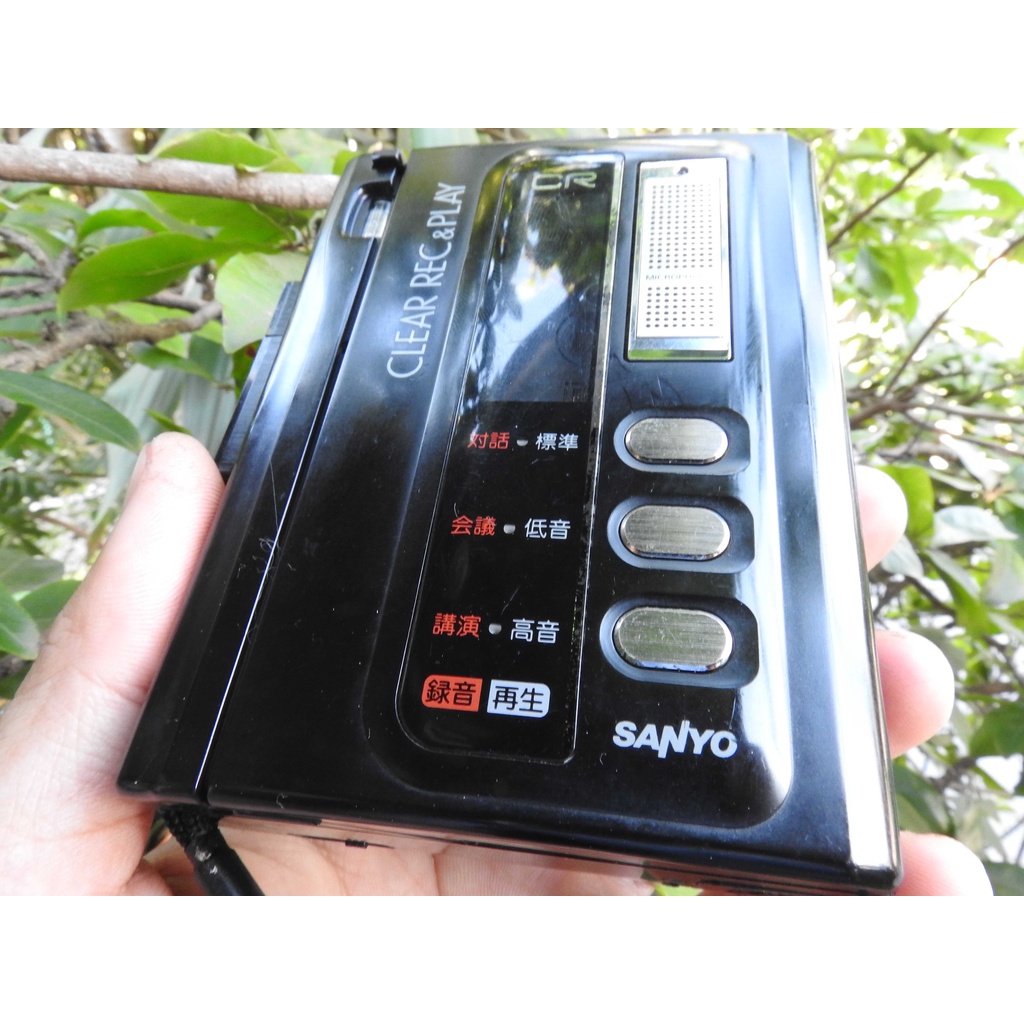 Máy nghe nhạc Cassette Sanyo MR-56 có loa ngoài kiểu máy đẹp có 2 chế độ phát nhạc bằng nút bấm mềm