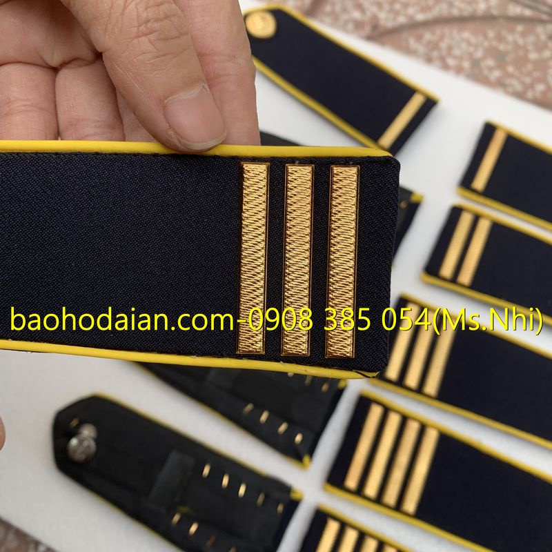 Cầu vai bảo vệ gạch đồng, sao đồng nền xanh đen viền vàng- hình thật