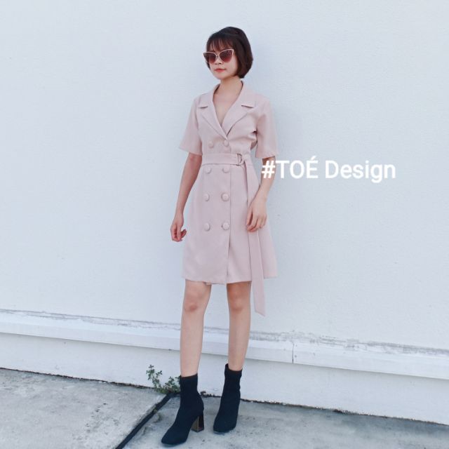 Váy cổ vest thắt đai eo