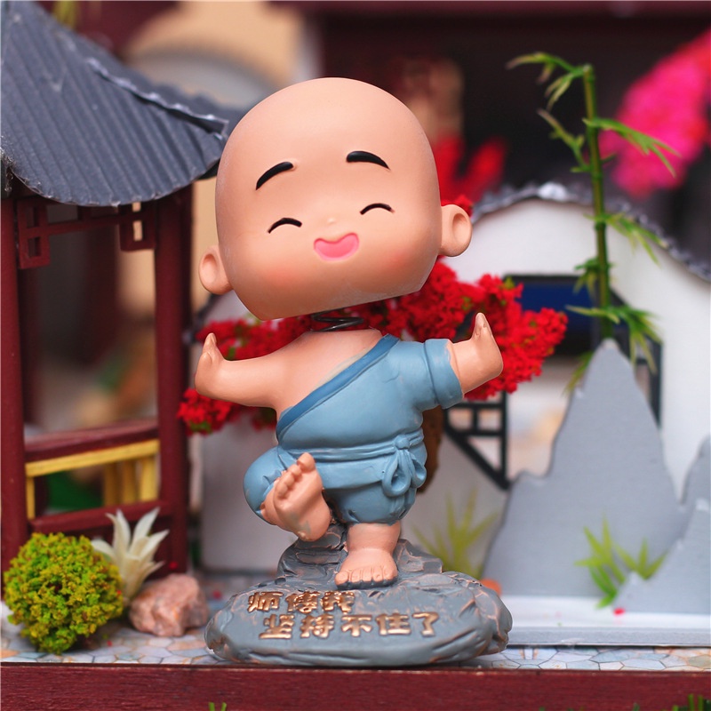 Mô hình tượng chú tiểu lắc đầu áo xanh tập võ biểu cảm dễ thương dùng để trang trí nhà cửa bàn làm việc quà tặng - Ráp