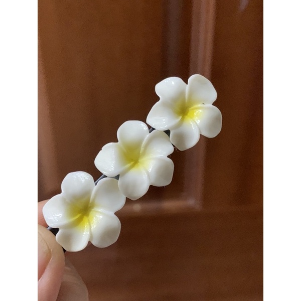 Kẹp tóc hoa sứ siê xinh phối cùng váy đầm TRIPBLE T DRESS