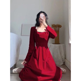 Đầm nhung đỏ cổ vuông viền ren