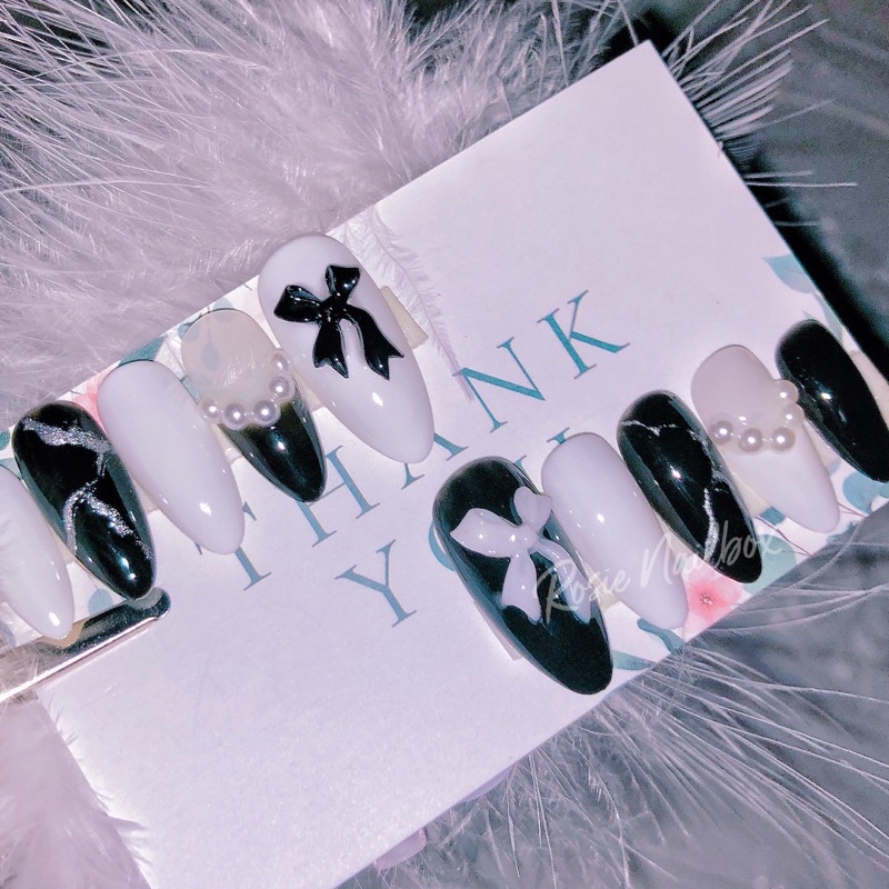 Móng úp màu trắng đen phối ngọc và hoạ tiết nhũ xinh lung linh kèm keo và dũa cho nàng