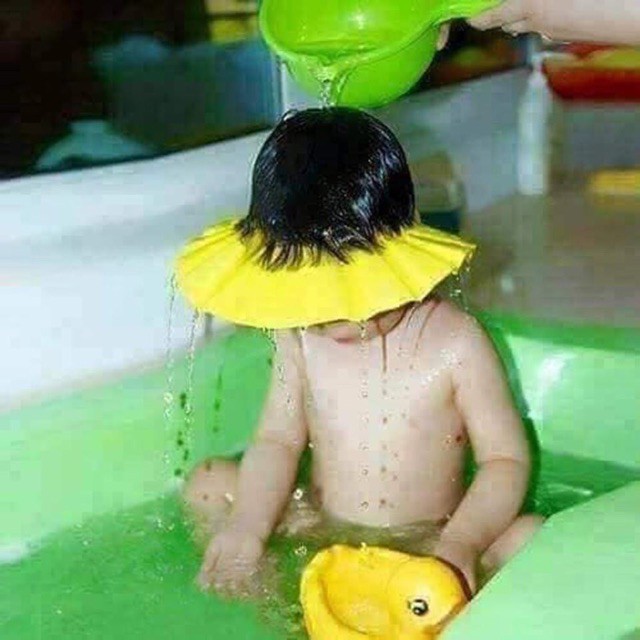 Mũ đội đầu chống văng xà phòng khi tắm cho bé