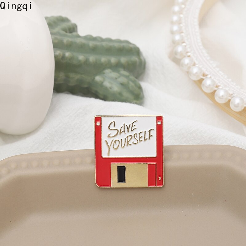 Ghim cài áo Miss Zoe hình máy đánh chữ/ đĩa than phong cách vintage