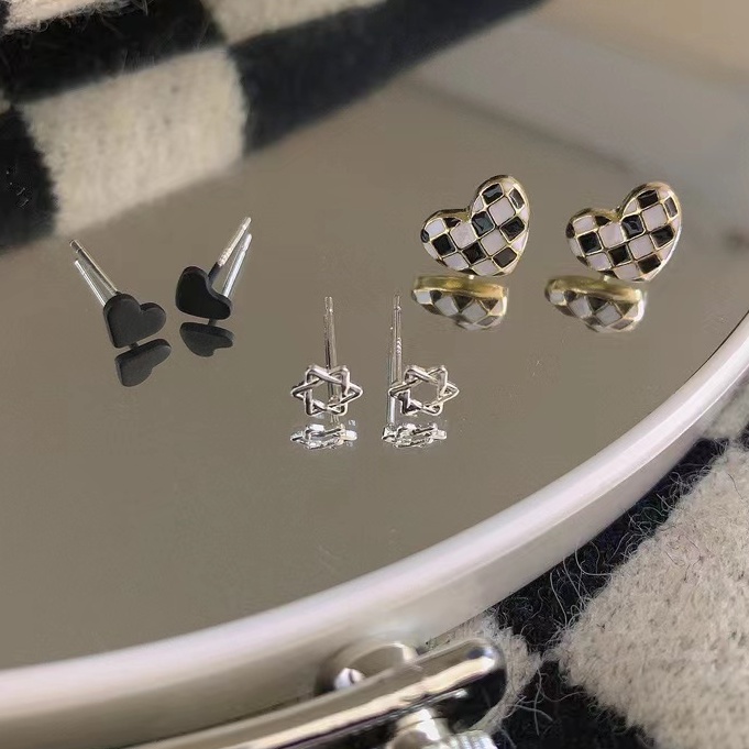 Set 6 Khuyên Tai Trái Tim Bảng Đen Phong Cách Hip Hop Cá Tính Dành Cho Nữ