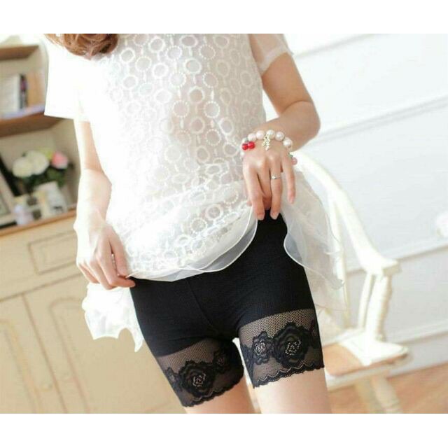 Quần đùi mặc trong váy ren hoa hồng
