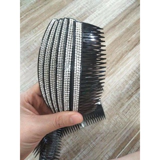 Cài xước tóc đính đá trắng sang chảnh.