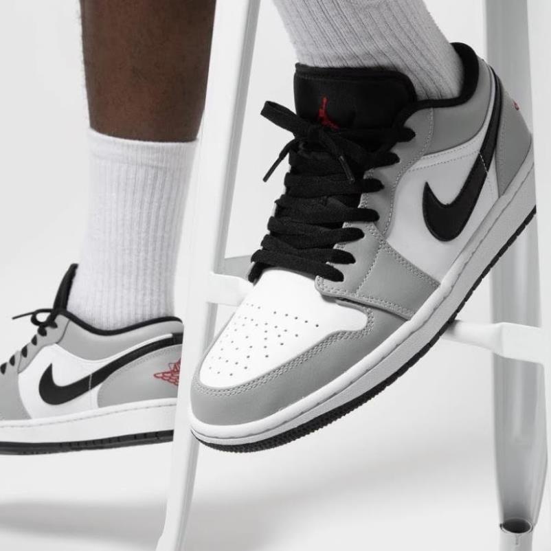Giày Jordan xám chỉ đỏ vạch đen cổ thấp [Full Bill Box] Giày JD1 low xám smoke grey đủ size nam nữ 2021 | BigBuy360 - bigbuy360.vn