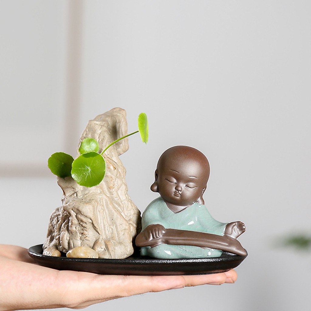 Tượng Chú Tiểu Cầm Kì Thi Họa Bên Chậu Núi Đế Gốm Đen