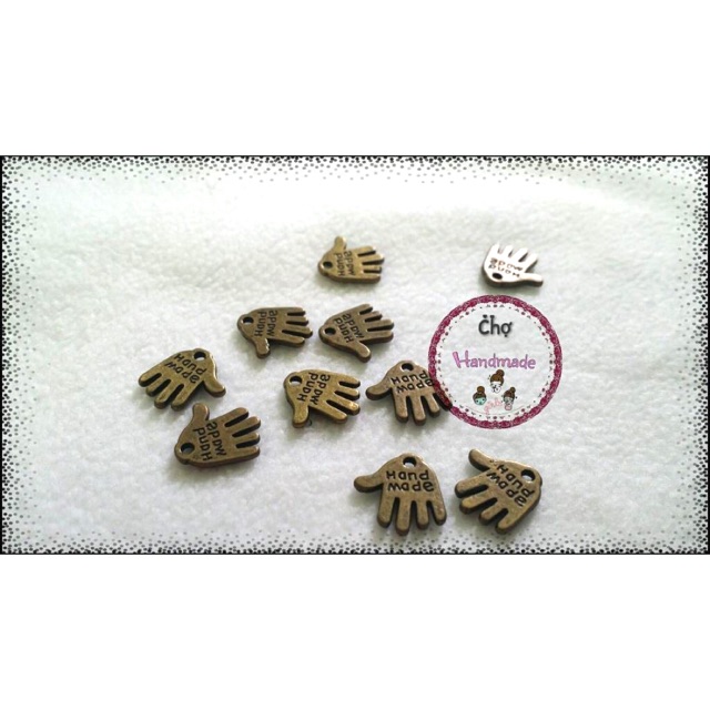 charm bàn tay handmade gắn vỏ hộ chiếu, đính ví tiền