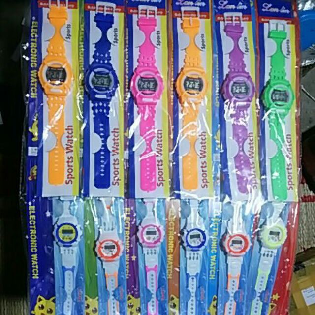 12 chiếc đồng hồ điện tử trẻ em