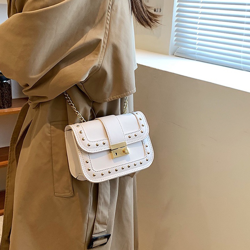 Túi Đeo Chéo Hình Vuông Nhỏ Màu Đen Đính Đinh Tán Thời Trang Cho Nữ