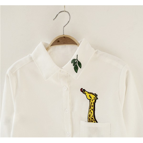 Áo sơmi trắng linen thêu hoạ tiết lẻ size