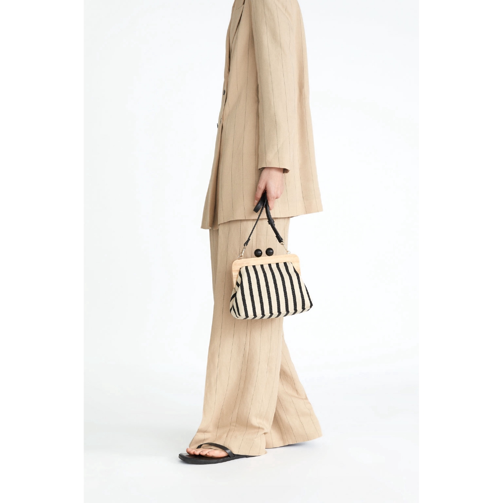 Túi đeo chéo kẻ sọc IELGY phối khóa gỗ phong cách retro