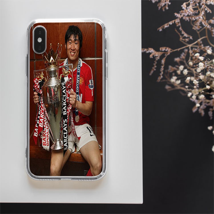 Ốp lưng ốp Iphone Park Jisung -  Manchester United cầm cúp Ngoại hạng anh từ 6 đến 12 MAN20210071