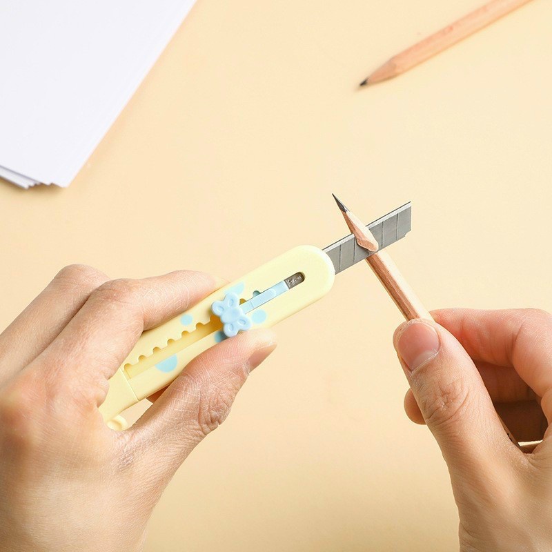 Dao Rọc Giấy DELI Hình Hươu Cao Cổ Đáng Yêu Có Nắp Bảo Vệ