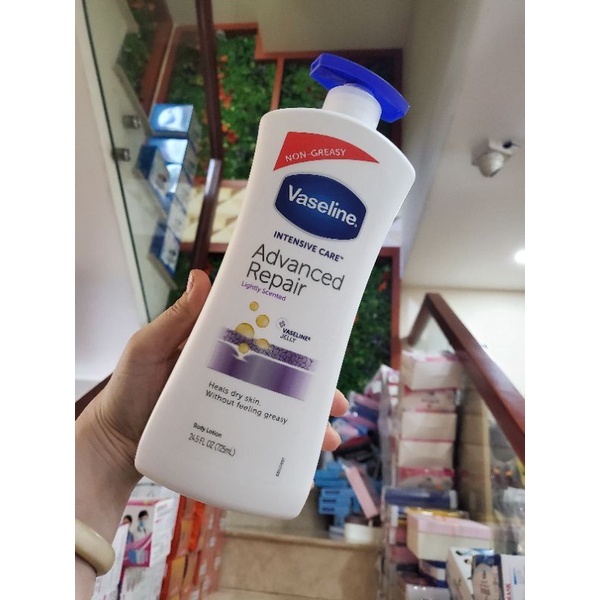 Dưỡng thể Vaseline Intensive Care Advanced Repair Lightly Scented Body Lotion 725ml