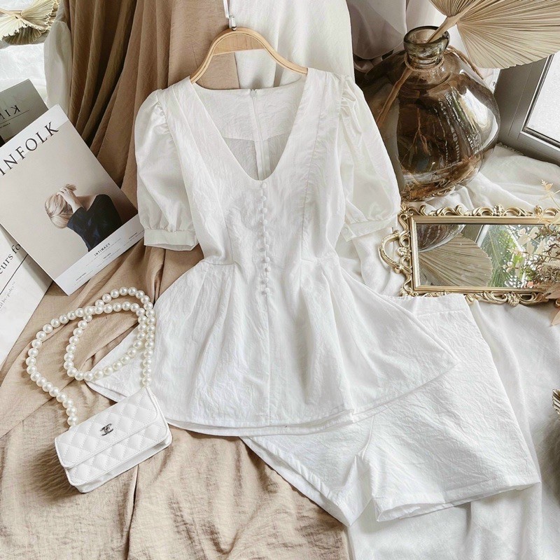 Hình chính chủ YENCLOSET- Áo peplum và short trắng