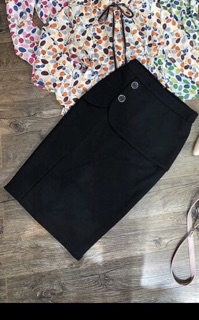 Chân váy 2 khuy sẻ trước công sở