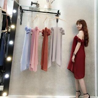 Đầm rớt vai hoa hồng