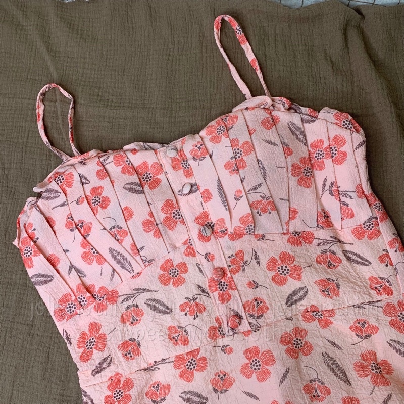 Set váy hai dây midi hoa nhí kèm áo khoác cardigan vàng dịu dàng, xinh xắn