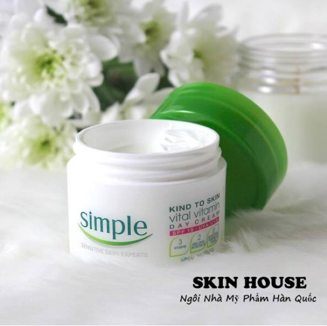 Kem dưỡng ban ngày Simple Kind To Skin Vital Vitamin Day Cream SPF 15 UVA/UVB,