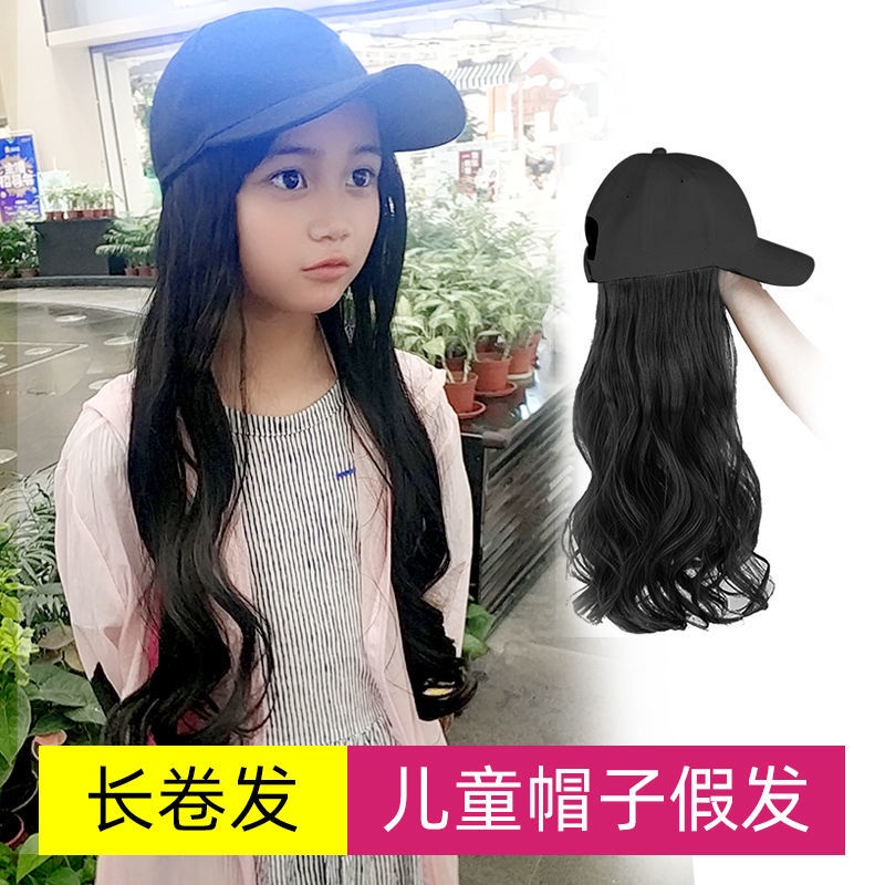 Đứa con gái tóc xoăn có một mái tóc xoăn có thể cột hai tóc đuôi ngựa bé gái bé nhỏ bé mặt mỏng