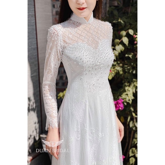Vẫn là áo dài hàng 6 tà kết tủa dày dặn giúp dâu trở lên sang chảnh, tự tin hơn trong ngày cưới hỏi.