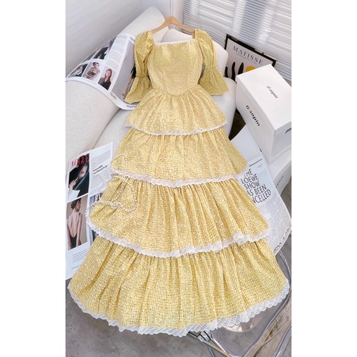 Đầm kate maxi caro vàng cổ vuông tay lửng bèo tầng phối ren