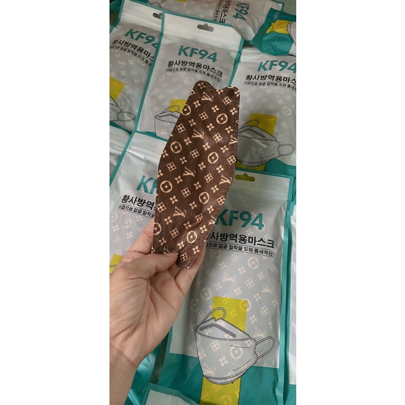 Khẩu trang KF94 LV Nước Ngoài, kháng khuẩn cao, mền, mịn