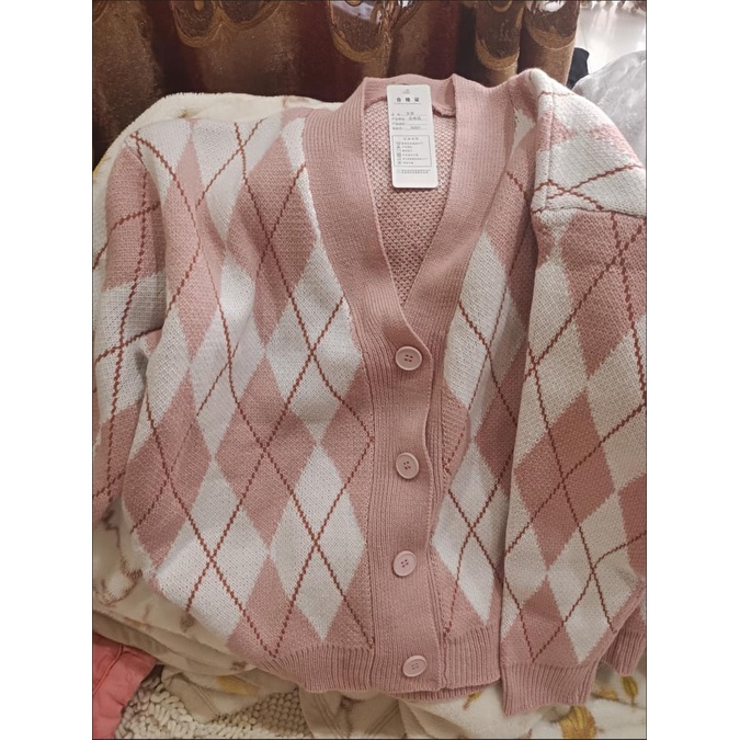 Áo khoác len cardigan dáng dài họa tiết kẻ ô quả trám lớn màu hồng - trắng, đen - trắng