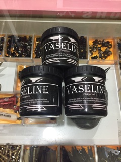 Vaseline đen và trắng lâu mực xăm để thừa và dưỡng hình xăm