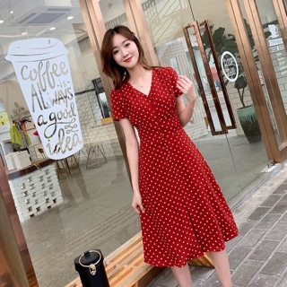 Váy chấm bi đỏ cổ V