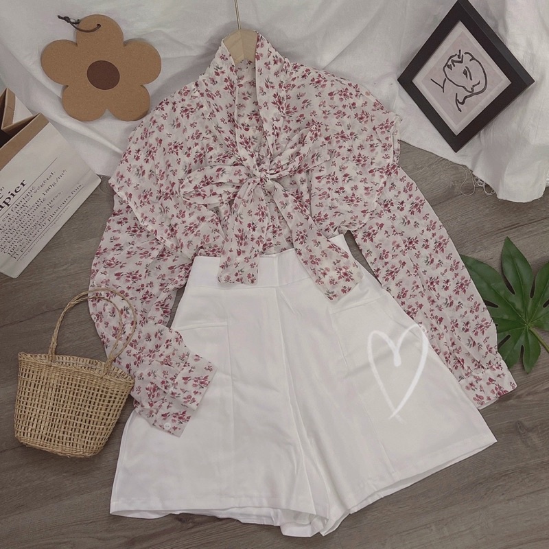 Set áo voan hoa dài tay với quần short trắng