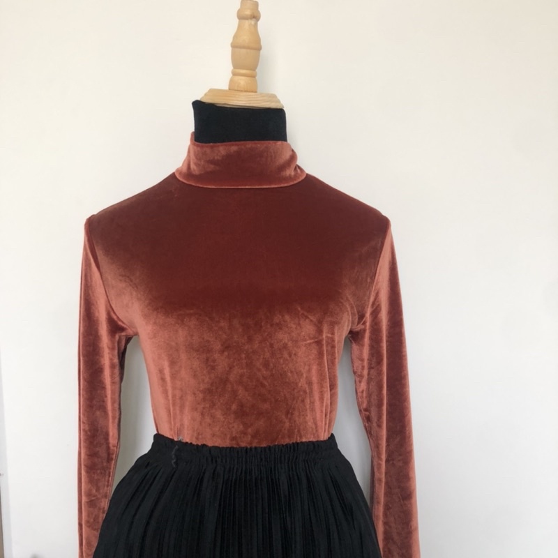 Áo nhung nữ màu cam siêu đẹp, cổ tròn 3cm, sau cổ có 2 cúc sang cực, dài tay. chất nhung đận mềm dày dặn, co giãn tốt