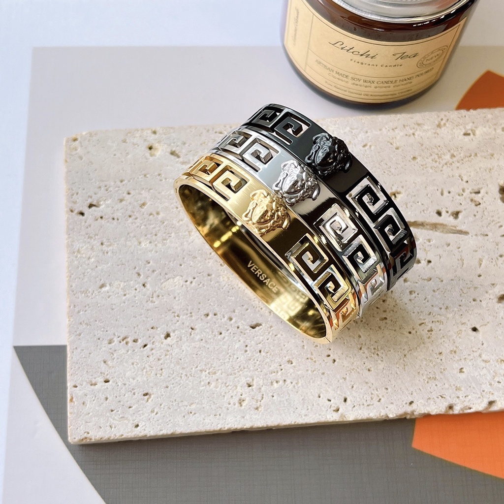 Vòng Tay Versace Bằng Thép Titan In Chữ Rỗng